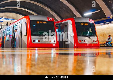 Santiago, Chili - avril 2016 : un métro de Santiago train sur la ligne 4 Banque D'Images