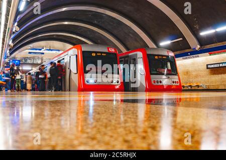 Santiago, Chili - avril 2016 : un métro de Santiago train sur la ligne 4 Banque D'Images