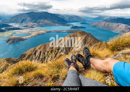 Aventure et randonnée Wanderlust Voyage concept de vacances avec randonneurs randonnée bottes de gros plan. Un couple de randonneurs qui s'est promené jusqu'à Roys Peak, au sud Banque D'Images