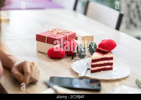 Fil en forme de coeur, boîte-cadeau et lunettes de soleil sur la table. Banque D'Images
