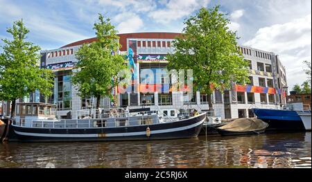 AMSTERDAM, PAYS-BAS - 30 MAI : immeuble Stopera le 30 mai 2014 à Amsterdam, pays-Bas. Le Stopera est un complexe de bâtiments à Amsterdam, abritant le bâtiment b Banque D'Images