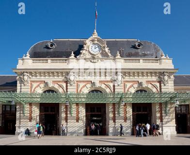 NICE, FRANCE - 1er JUIN 2014 : la gare de Nice - ville est la gare centrale de Nice, complétée en 1867 par l'architecte Louis Bouchot et desservie par Intercit Banque D'Images