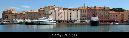 SAINT TROPEZ, FRANCE - 5 JUIN 2014 : vue panoramique sur la ville de Saint Tropez. Une vue d'ensemble de la ville glamour de Saint Tropez sur la côte d'azur. Banque D'Images