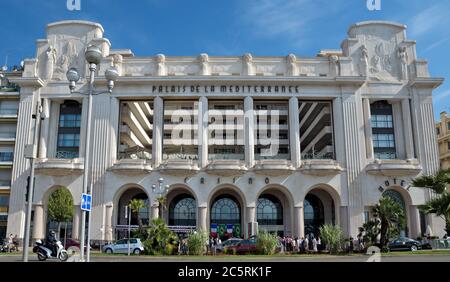 NICE, FRANCE - 6 JUIN 2014 : le Palais méditerranéen est situé sur la Promenade des Anglais. Cet hôtel a été construit en 1930 par l'architecte Charles Dalma. N Banque D'Images