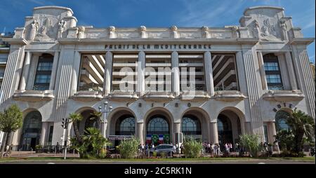 NICE, FRANCE - 6 JUIN 2014 : le Palais méditerranéen est situé sur la Promenade des Anglais. Cet hôtel a été construit en 1930 par l'architecte Charles Dalma. N Banque D'Images