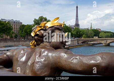 Vue sur Seine et Tour Eiffel depuis le pont Alexandre III (pont Alexandre III) à Paris, France. Banque D'Images