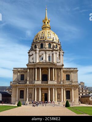 Hôpital et chapelle des Invalides. Ainsi qu'un hôpital et une maison de retraite pour anciens combattants depuis 1678. Les Invalides contiennent le tombeau de Na Banque D'Images