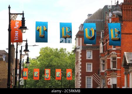 Londres, Royaume-Uni. 03ème juillet 2020. Les bannières de True Heroes sont suspendues au-dessus de Duke StreetFollen raison de la réouverture du Mayfair de Londres le mois dernier, Grosvenor Britain & Ireland ont lancé des drapeaux frappants avec des messages d'espoir et de remerciements dans les quartiers pour vous remercier du NHS et des employés clés pour leur soutien pendant la pandémie de Covid-19. Les drapeaux dynamiques de plusieurs rues ont été conçus par le célèbre artiste Alex Fowkes, le quartier accueillant les visiteurs à l'occasion de l'ouverture d'autres commerces de détail, d'hospitalité et de loisirs à partir du 4 juillet. Crédit : SOPA Images Limited/Alamy Live News Banque D'Images