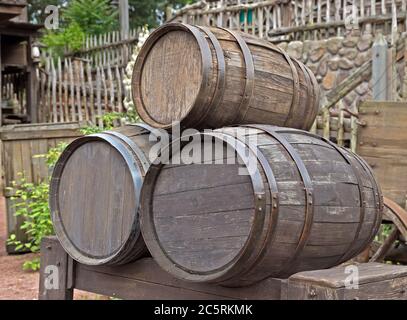 Trois fûts en bois pour le vin avec anneau en acier. Banque D'Images