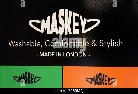 Londres, Royaume-Uni. 04e juillet 2020. Un distributeur automatique de facemask Maskey situé dans Carnaby Street à Londres offre une variété de modèles pour les adultes et les enfants avec des bénéfices pour l'organisme de bienfaisance Lenderhand, qui soutient actuellement le NHS. Crédit : SOPA Images Limited/Alamy Live News Banque D'Images