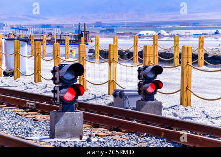 La voie de train de marchandises passe par le lac de sel de Chaka, province de Qinghai, Chine. Banque D'Images