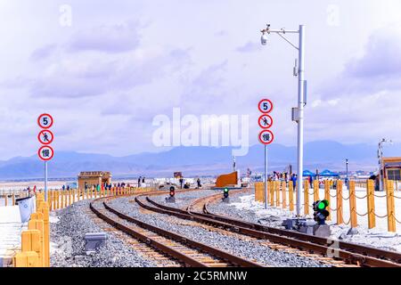 La voie de train de marchandises passe par le lac de sel de Chaka, province de Qinghai, Chine. Banque D'Images