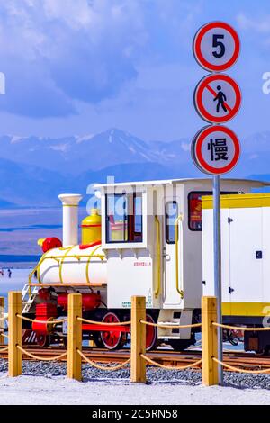 La voie de train de marchandises passe par le lac de sel de Chaka, province de Qinghai, Chine. Banque D'Images