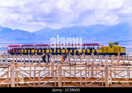 La voie de train de marchandises passe par le lac de sel de Chaka, province de Qinghai, Chine. Banque D'Images