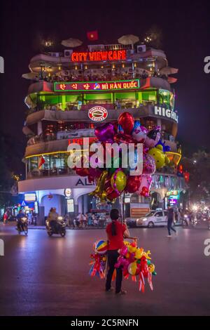 Un ballon solitaire sellar à Dong Kinh Nghia Thuc Square, Hanoi, Vietnam. Banque D'Images