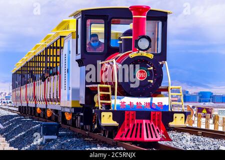 La voie de train de marchandises passe par le lac de sel de Chaka, province de Qinghai, Chine. Banque D'Images