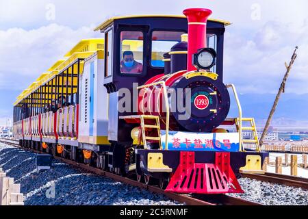 La voie de train de marchandises passe par le lac de sel de Chaka, province de Qinghai, Chine. Banque D'Images