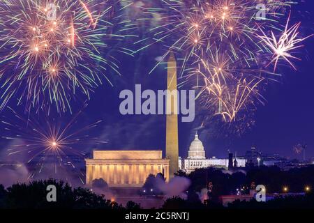 Feu d'artifice du 4 juillet à Washington DC, États-Unis. 4 juillet 2020. Vue depuis Arlington. Exposition longue durée. Banque D'Images