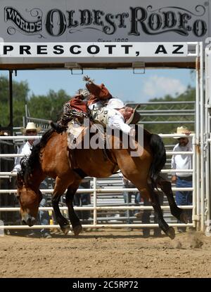 Prescott, AZ, États-Unis. 4 juillet 2020. Mason Clements, fromDraper, Utah, participe à l'épreuve de Bareback Riding lors du 133e Rodeo des Frontier Days de Prescott, à Prescott, Arizona, le samedi 4 juillet 2020. Le rodéo, le plus long au monde, s'est poursuivi malgré la pandémie du coronavirus, avec une capacité de ventilateur limitée à 25 pour cent sur le site. Crédit : nouvelles en direct de will Lester/ZUMA Wire/Alay Banque D'Images