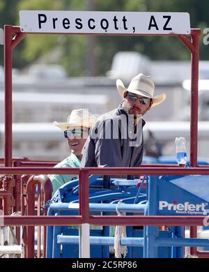 Prescott, AZ, États-Unis. 4 juillet 2020. Les Cowboys s'assoient sur un rail derrière les chutes de roping pendant le 133e Rodeo des Frontier Days de Prescott, à Prescott, en Arizona, le samedi 4 juillet 2020. Le rodéo, le plus long au monde, s'est poursuivi malgré la pandémie du coronavirus, avec une capacité de ventilateur limitée à 25 pour cent sur le site. Crédit : nouvelles en direct de will Lester/ZUMA Wire/Alay Banque D'Images