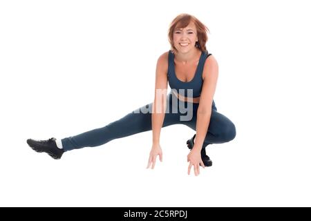 Forme physique saine femme asiatique d'âge moyen dans un vêtement de sport bleu classique, s'accroupissent sur une jambe sur un fond blanc d'isolat Banque D'Images