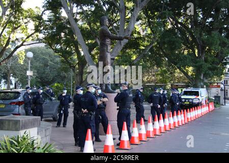 Sydney, Australie. 5 juillet 2020. Dans le cadre d'un week-end national d'action, environ 2,000 000 manifestants se sont rassemblés au parc du domaine. Leurs exigences étaient: Arrêter les morts noires en détention - Justice maintenant! Fonds de police et prisons - construire des communautés. Fermez les prisons pour jeunes - amenez les enfants à la maison. Arrêtez l'intervention NT. Photo : garde de police la statue du major général Lachlan Macquarie à Hyde Park, à proximité. Crédit : Richard Milnes/Alamy Live News Banque D'Images