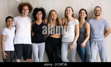 Portrait de groupe de jeunes sportifs souriants, variés et multiraciaux. Banque D'Images