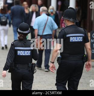 Des policiers du Hampshire patrouillent à Winchester Banque D'Images