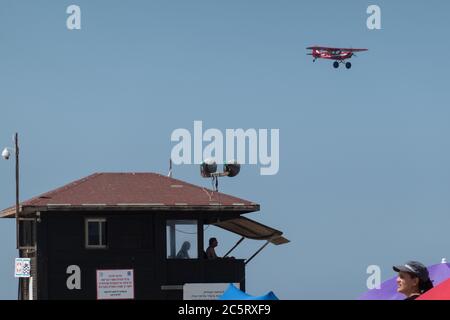 Conseil régional Hof Hacarmel, Israël. 3 juillet 2020. Un aviateur vole un petit avion au-dessus de la tour des sauveteurs de la plage de Nachsholim, sur la mer Méditerranée. Crédit : NIR Amon/Alamy Live News Banque D'Images