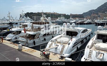 MONTE CARLO, MONACO - 1ER MAI : vue sur Port Hercules avec yachts de luxe le 1er mai 2013 à Monte Carlo, Monaco. C'est le seul port en eau profonde de Mona Banque D'Images