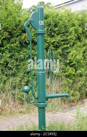 Eine Wasserpumpe am Straßenrand à Berlin-Spandau dans der Ebersdorfer Straße Ecke Gehlberger Straße; UNE pompe à eau sur le bord de la route à Berlin-Spandau. Banque D'Images