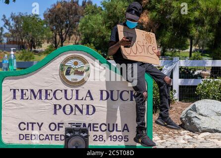 Temecula, Californie, États-Unis. 4 juillet 2020. Des manifestants se sont rassemblés à Temecula, en Californie, pour montrer leur soutien au mouvement Black Lives Matter. Crédit : David Barak/ZUMA Wire/Alay Live News Banque D'Images