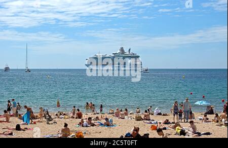 CANNES, FRANCE - 6 MAI : les gens sur la plage la plus populaire - Plage de la Croisette le 6 mai 2013 à Cannes, France. La célèbre plage de la Croisette, Banque D'Images