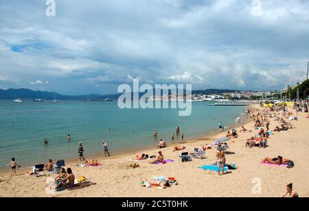 CANNES, FRANCE - 6 MAI : les gens sur la plage la plus populaire de Cannes - Plage de la Croisette le 6 mai 2013 à Cannes, France. La célèbre plage sur le C Banque D'Images