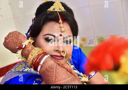 Magnifique une belle mariée indienne avec des bijoux en or très heureux à sa cérémonie de mariage dans la maison de mariage à Kolkata, bengale occidental. Banque D'Images