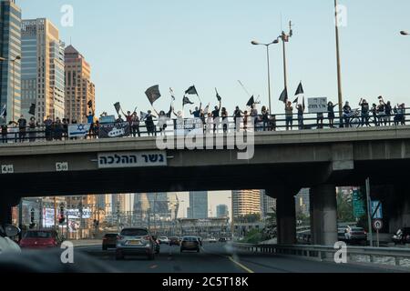 Tel Aviv, Israël. 4 juillet 2020. Le mouvement des drapeaux noirs organise des manifestations sur des ponts le long de la route supposée de PM Netanyahou, de sa résidence de fin de semaine à Césarée à Jérusalem, contre la corruption du gouvernement et les tentatives présumées d'un accusé criminel de manipuler la législation et d'abuser des mesures d'urgence du coronavirus pour « détourner » la démocratie pour des avantages politiques et personnels. Crédit : NIR Amon/Alamy Live News Banque D'Images