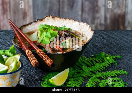 Soupe de bœuf et de nouilles parfumée Banque D'Images