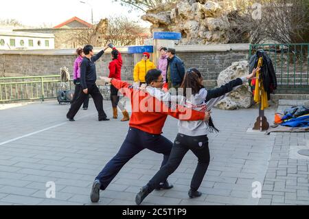 Pékin / Chine - 25 janvier 2014 : les gens dansent dans le parc de Beihai à Beijing, en Chine Banque D'Images