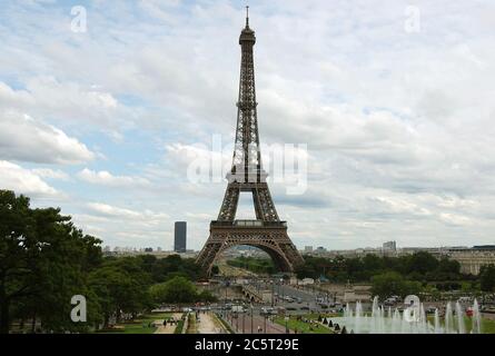 PARIS - 22 JUILLET : Tour Eiffel au départ du Trocadéro le 22 juillet 2009 à Paris, France. La tour Eiffel est le monument le plus visité de France avec plus de 6 km Banque D'Images