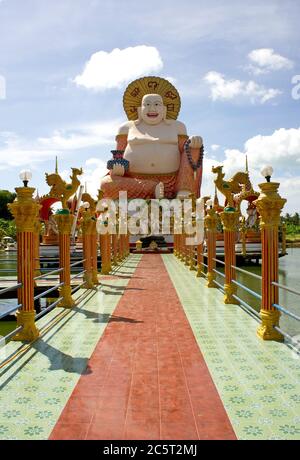 Statue de grand Bouddha souriant de la richesse sur Koh Samui, Thaïlande Banque D'Images