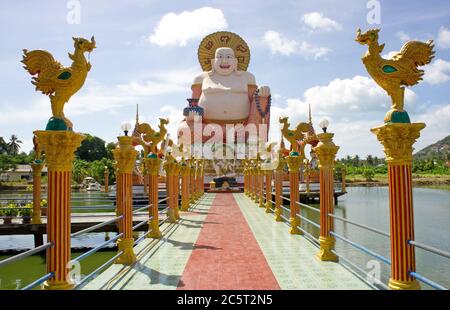 Statue de grand Bouddha souriant de la richesse sur Koh Samui, Thaïlande Banque D'Images