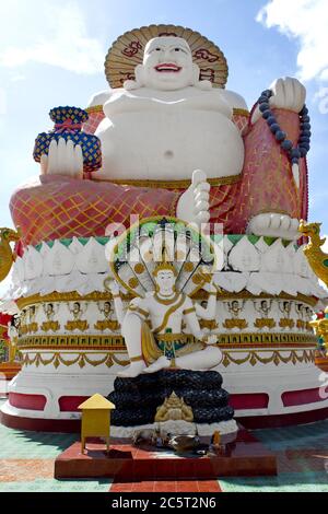 Statue de grand Bouddha souriant de la richesse sur Koh Samui, Thaïlande Banque D'Images