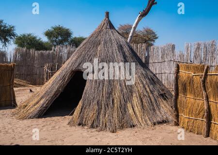 Cabane ronde de Mafwe Tribe à Caprivi, Namibie, Afrique, une habitation traditionnelle primitive faite de roseaux et de paille Banque D'Images