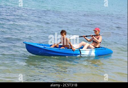 Mère et fils kayak à la mer tropicale Banque D'Images