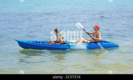 Mère et fils kayak à la mer tropicale Banque D'Images