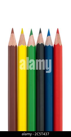 Six crayons de couleur en bois isolés sur fond blanc. Masque inclus. Banque D'Images