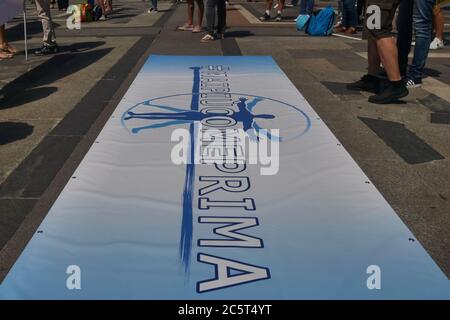 Milan, Italie. 04e juillet 2020. Des centaines de drapeaux, T-shirts, bannières, signes avec le mot «respect» envahissent le centre à l'occasion de la mobilisation nationale des infirmières et du personnel de santé appelé par le syndicat national Nursing Up à la place Duomo Milan. (Photo de Luca Ponti/Pacific Press) crédit: Agence de presse du Pacifique/Alay Live News Banque D'Images