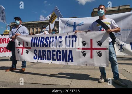 Milan, Italie. 04e juillet 2020. Des centaines de drapeaux, T-shirts, bannières, signes avec le mot «respect» envahissent le centre à l'occasion de la mobilisation nationale des infirmières et du personnel de santé appelé par le syndicat national Nursing Up à la place Duomo Milan. (Photo de Luca Ponti/Pacific Press) crédit: Agence de presse du Pacifique/Alay Live News Banque D'Images