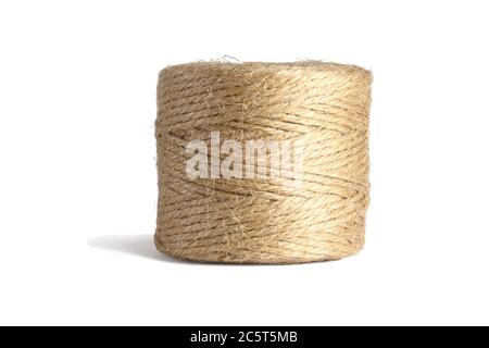 Rouleau de corde de chanvre debout sur fond blanc Banque D'Images