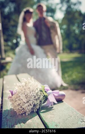 Un bouquet de mariée de lys de la vallée sur un banc vert. Banque D'Images